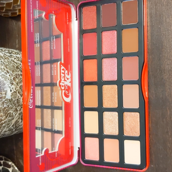 Coca-Cola x Morphe Cherry Coke Eyeshadow Palette - Picture 3 of 4